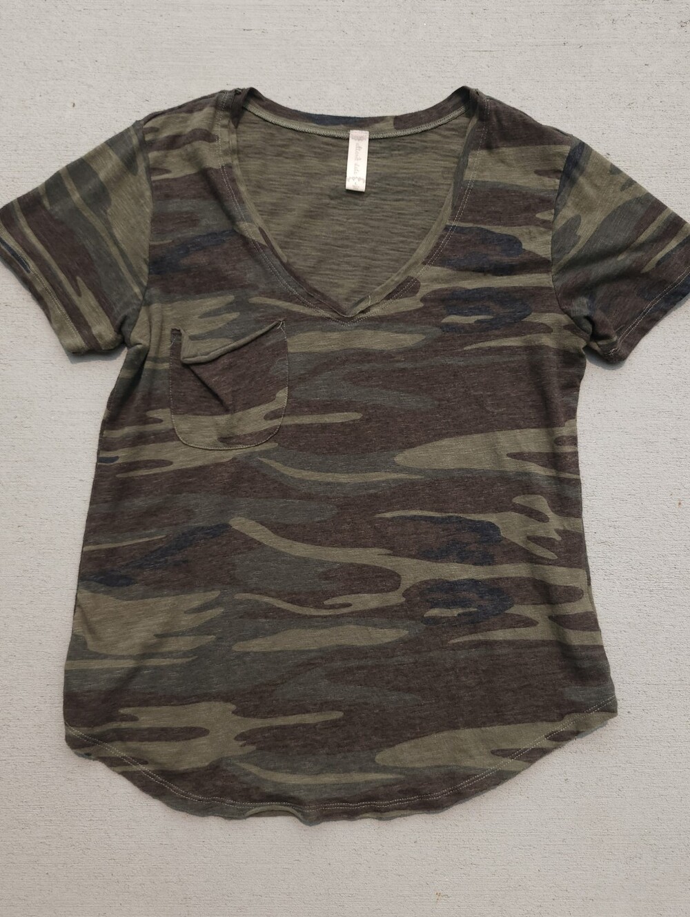 Altar'd State Camouflage V Neck T Shirt Womens Large Casual Pocket Tee